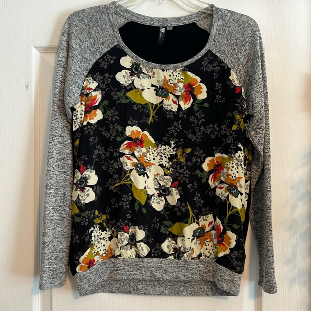 Kut from the Kloth Gray Raglan Floral Sweater longsleeves with Black Panel XS